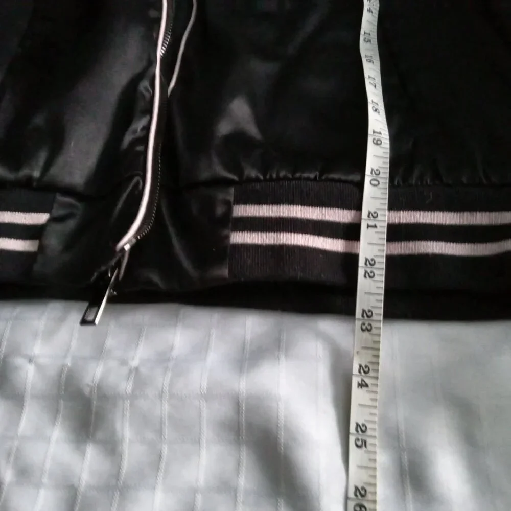 Suzy Shier Black and Pink Bomber Jacket with Embroidered Patch Confort and style - Picture 7 of 11